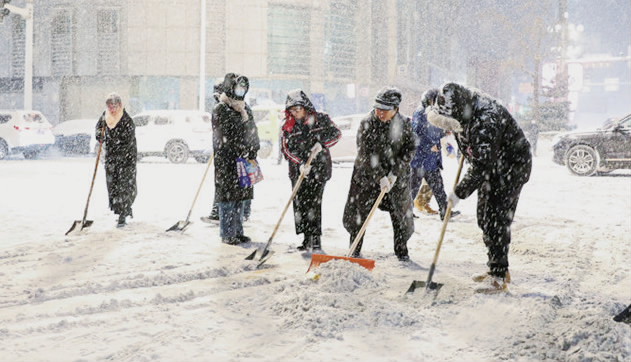 自来水公司带队铲雪.png