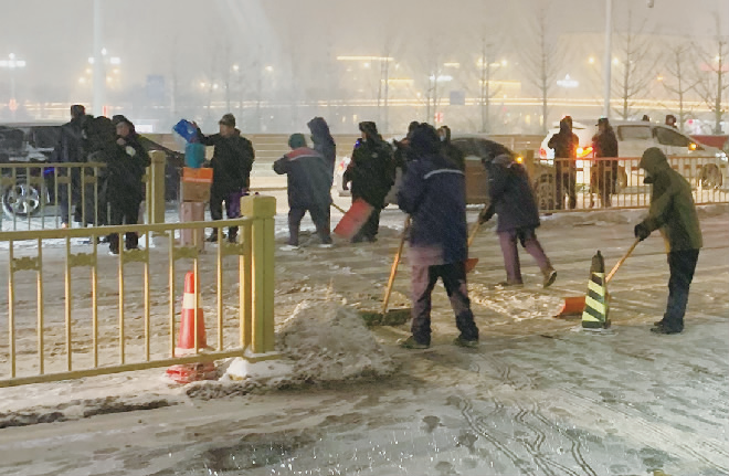 城市管理公司带队铲雪.png