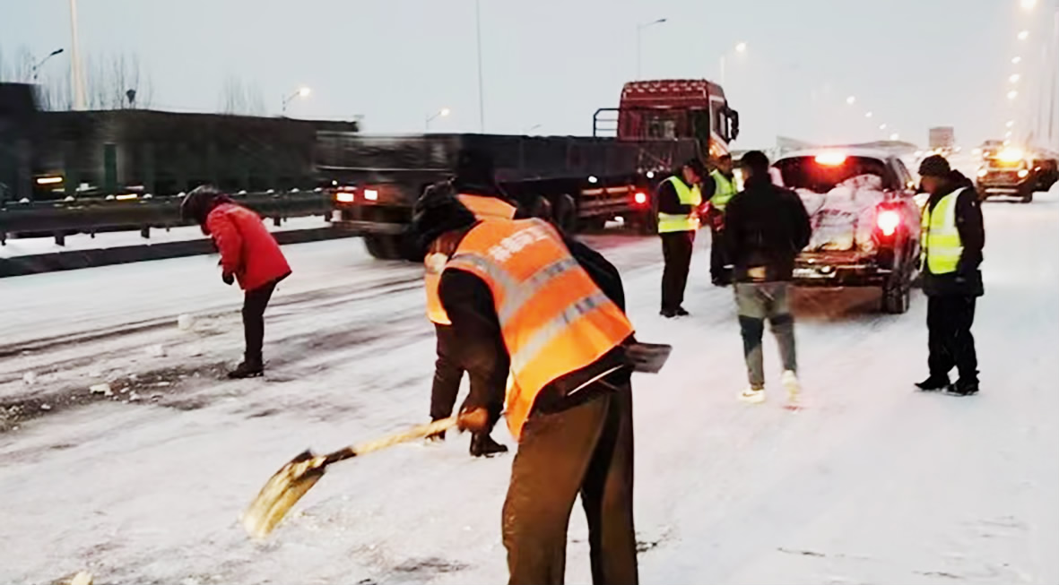 城投二环线工人扫雪.png