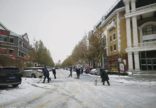 城市管理公司在意式风情小镇铲雪.png