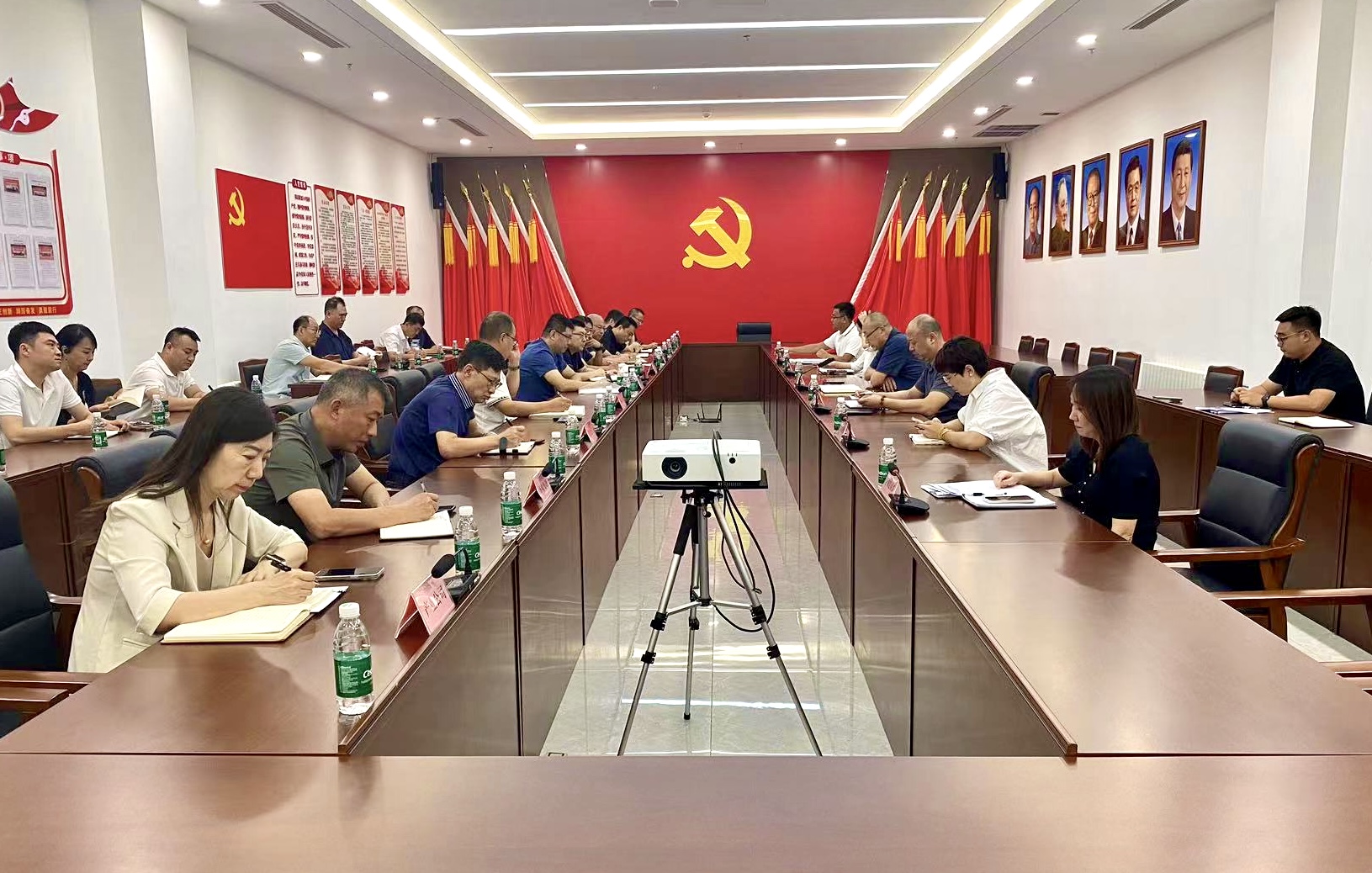 毕总召开安全会.jpg